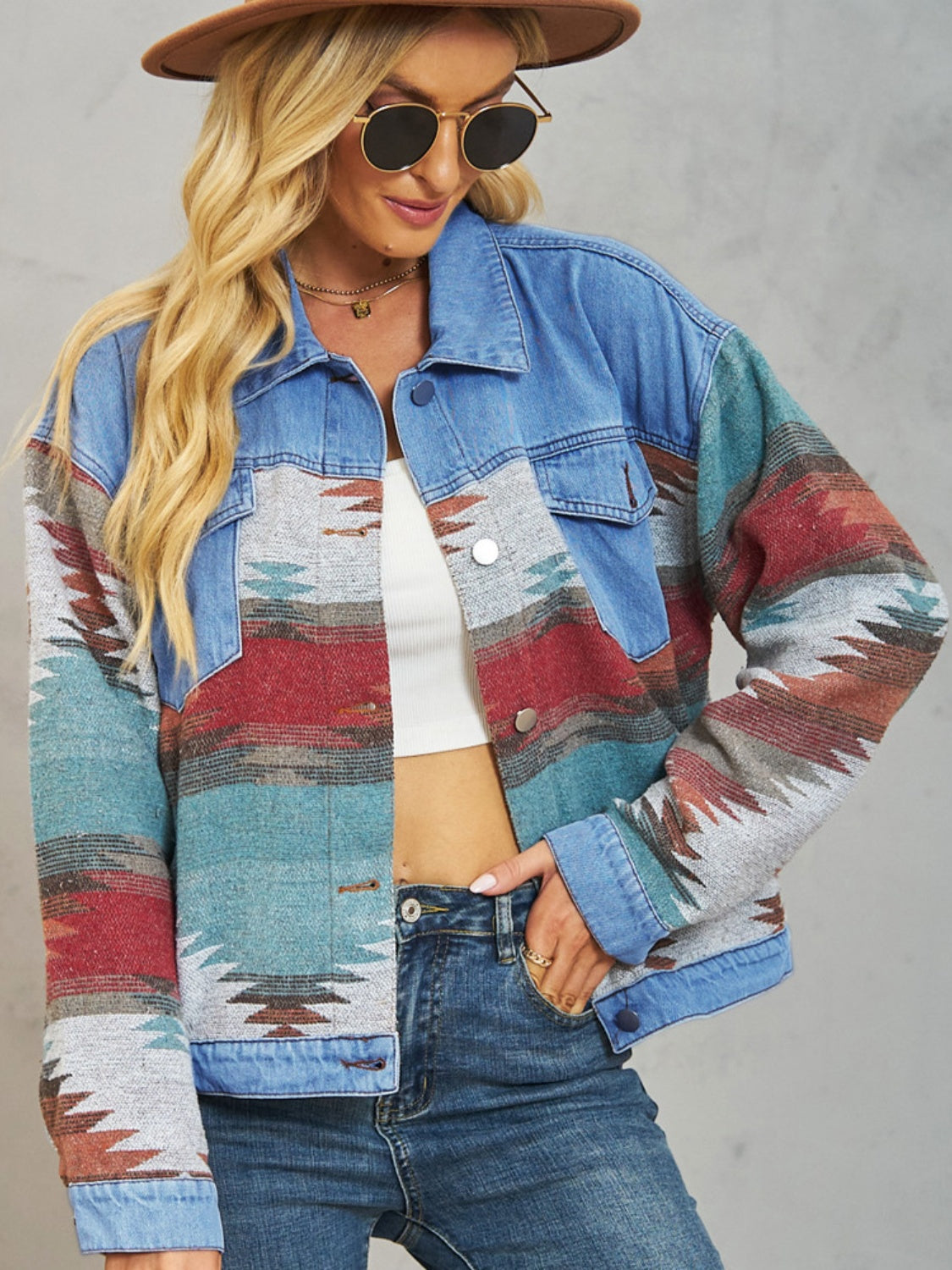 Chaqueta vaquera con hombros caídos y botones geométricos