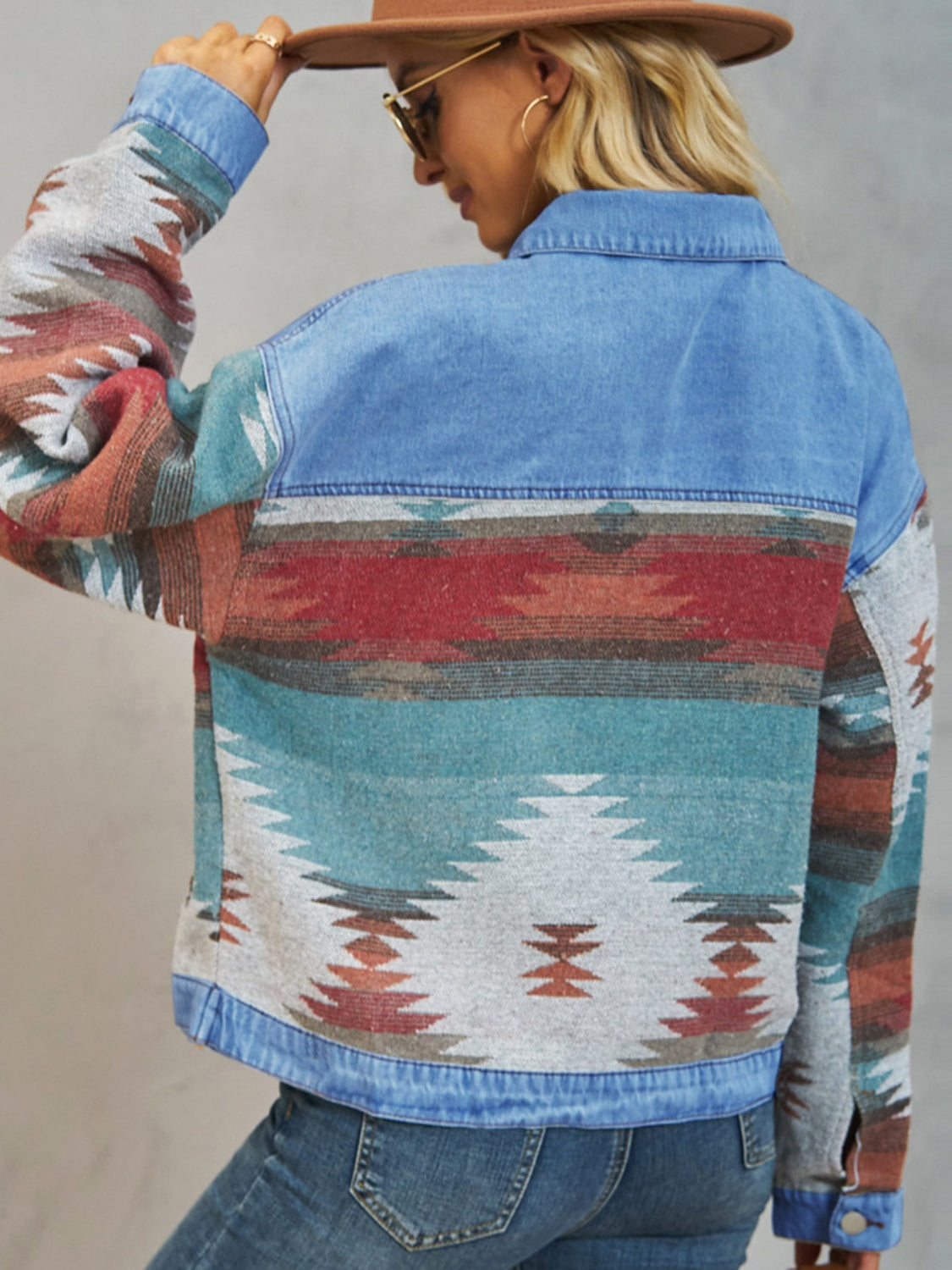 Chaqueta vaquera con hombros caídos y botones geométricos