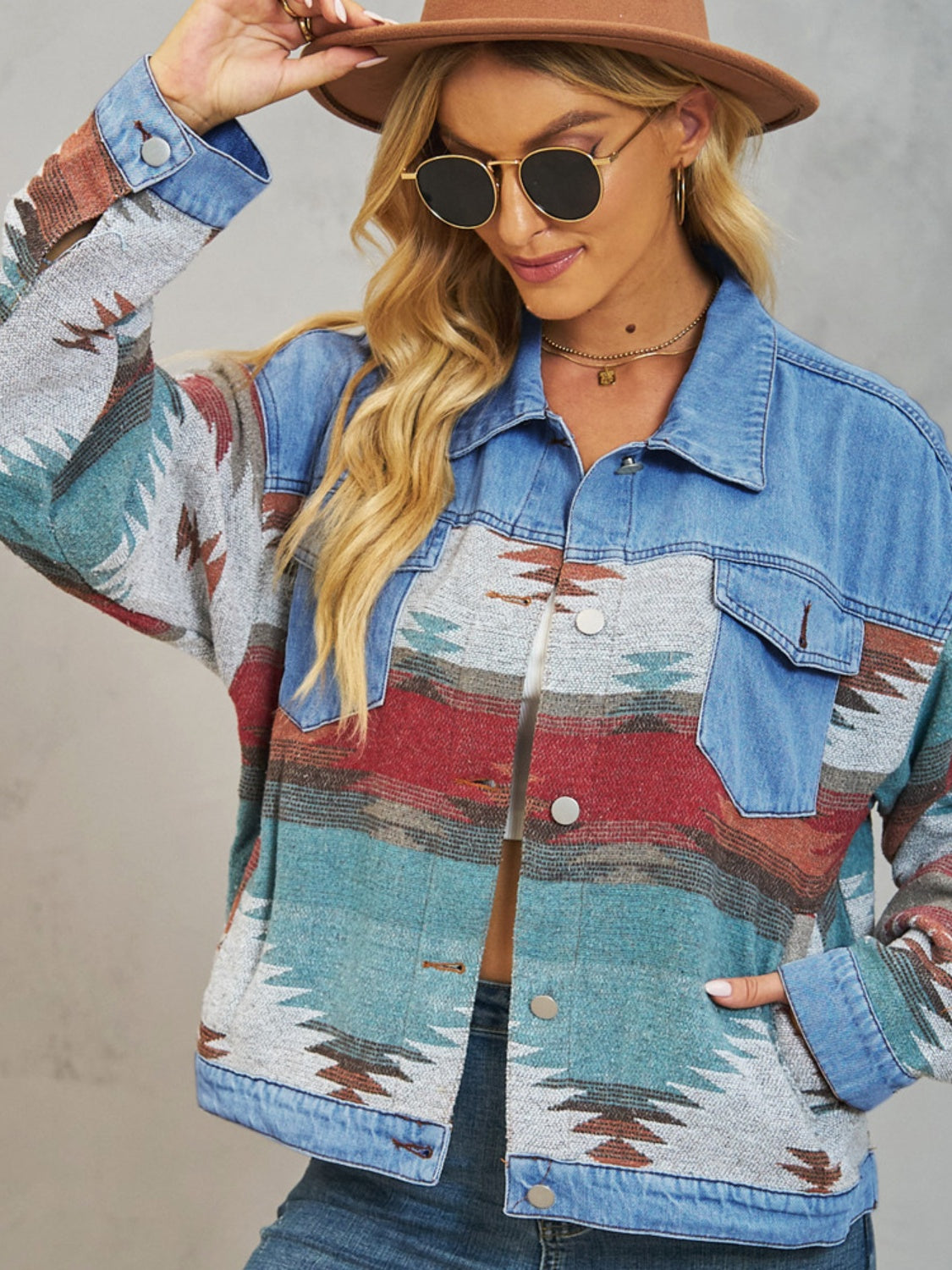 Chaqueta vaquera con hombros caídos y botones geométricos